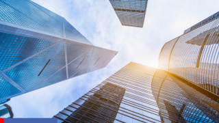 gents de sécurité SERIS Security assurant la protection d’un site bancaire de grande hauteur